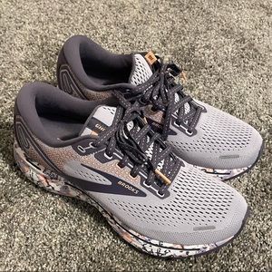 Like New Brooks Ghost 14 Sz 8.5 with Box